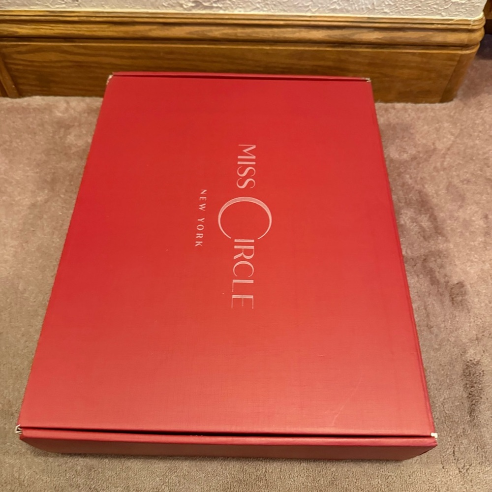 Miss Circle Red Box - Picture 6 of 8